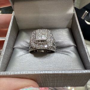 Elegant 5 carat diamond 14 karat white gold Women's wedding ring.